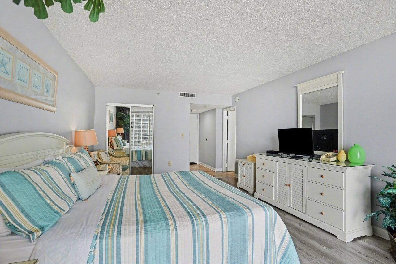 9820 Queensway Blvd. Photo 20