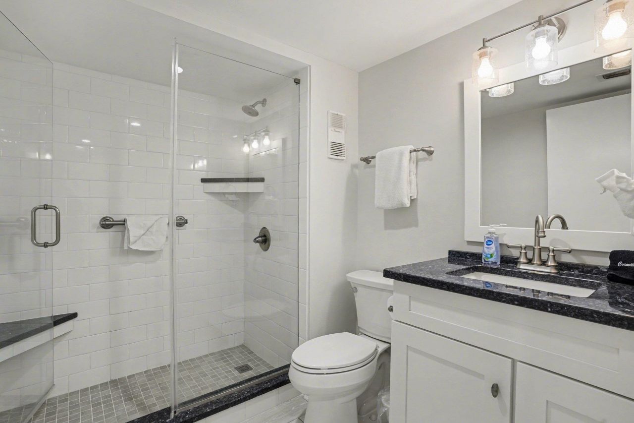 9820 Queensway Blvd. Photo 21