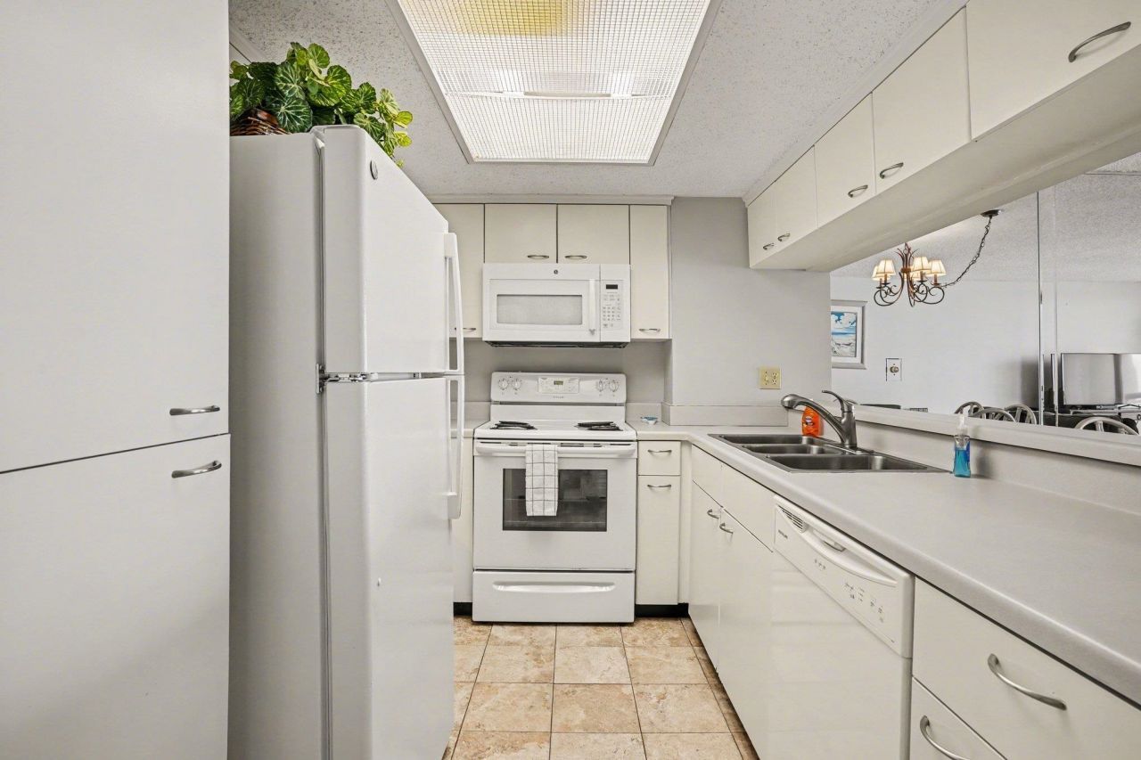 9820 Queensway Blvd.  Photo 9