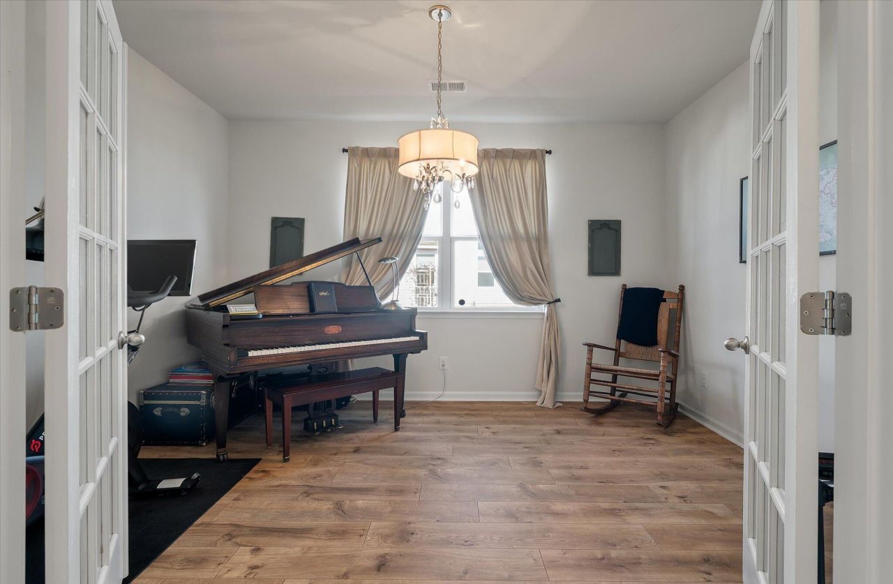 240 Silver Creek Drive Photo 8