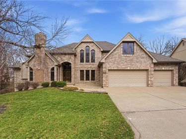 71 The Woodlands Drive, Gladstone, MO 64119