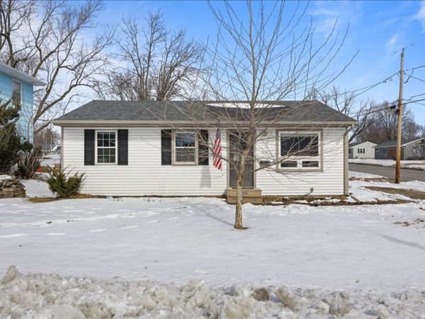 1112 N 8th Avenue E, Newton, IA 50208