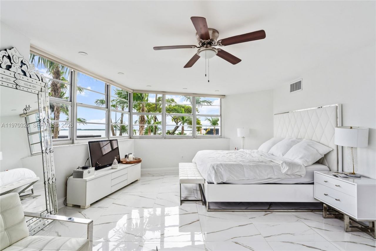 905 Brickell Bay Dr, Unit 230, Miami, FL 33131 Photo