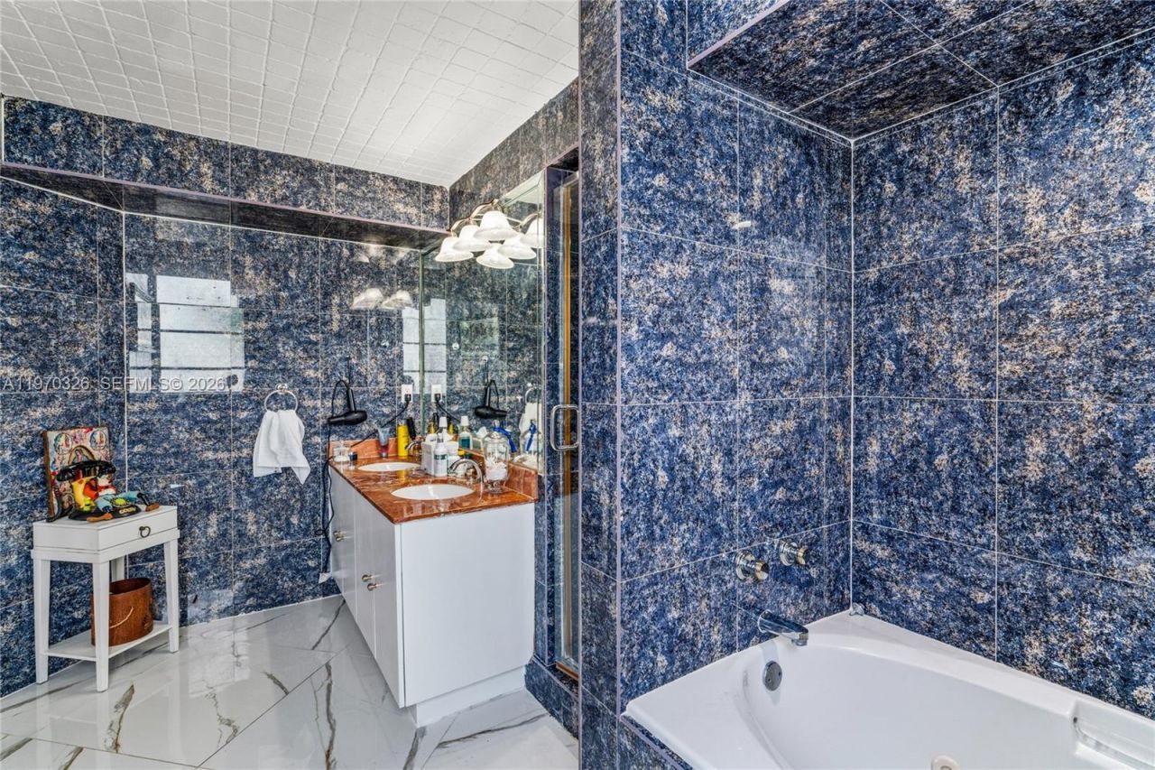 905 Brickell Bay Dr, Unit 230, Miami, FL 33131 Photo