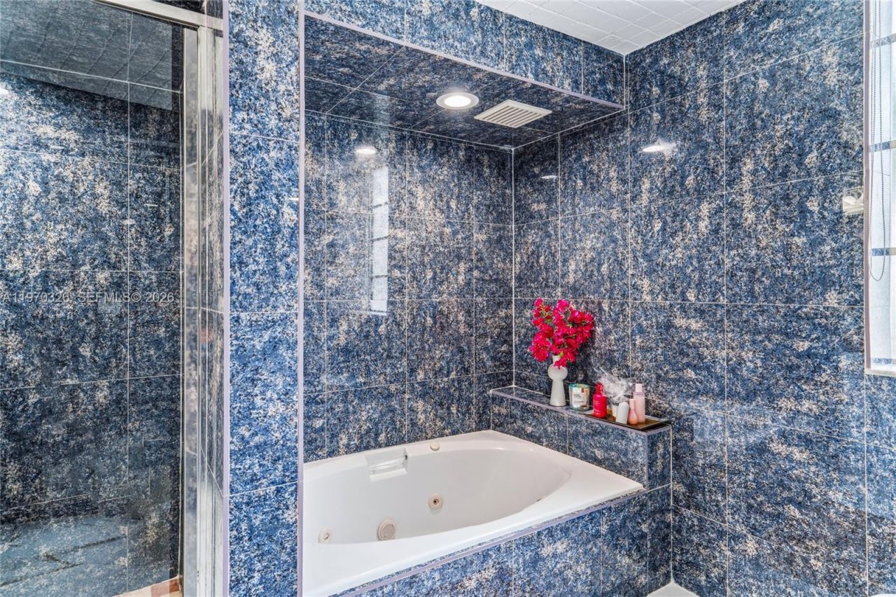 905 Brickell Bay Dr, Unit 230, Miami, FL 33131 Photo