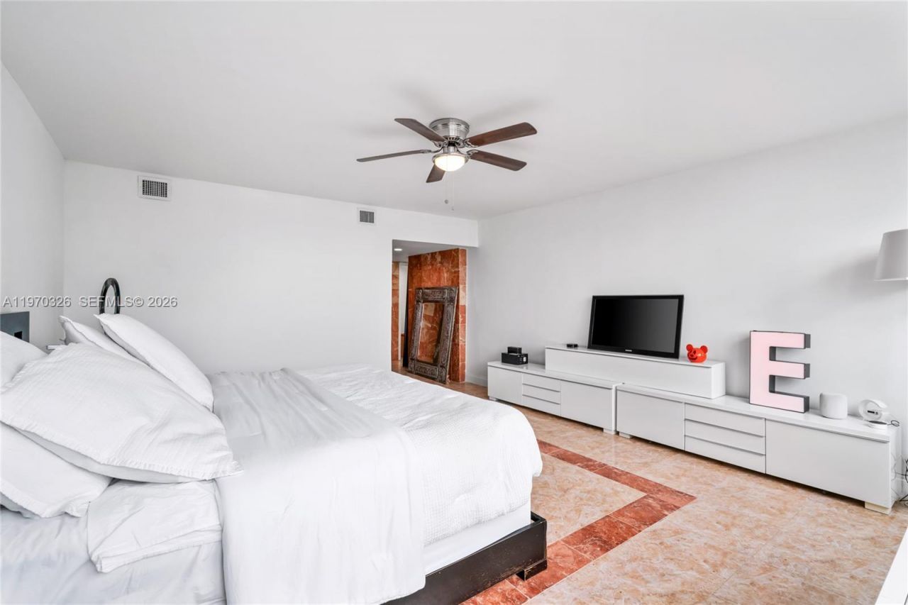 905 Brickell Bay Dr, Unit 230, Miami, FL 33131 Photo