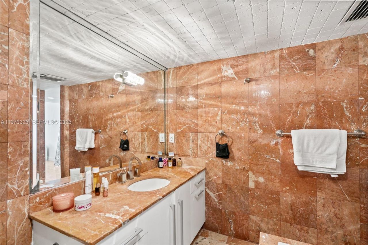 905 Brickell Bay Dr, Unit 230, Miami, FL 33131 Photo