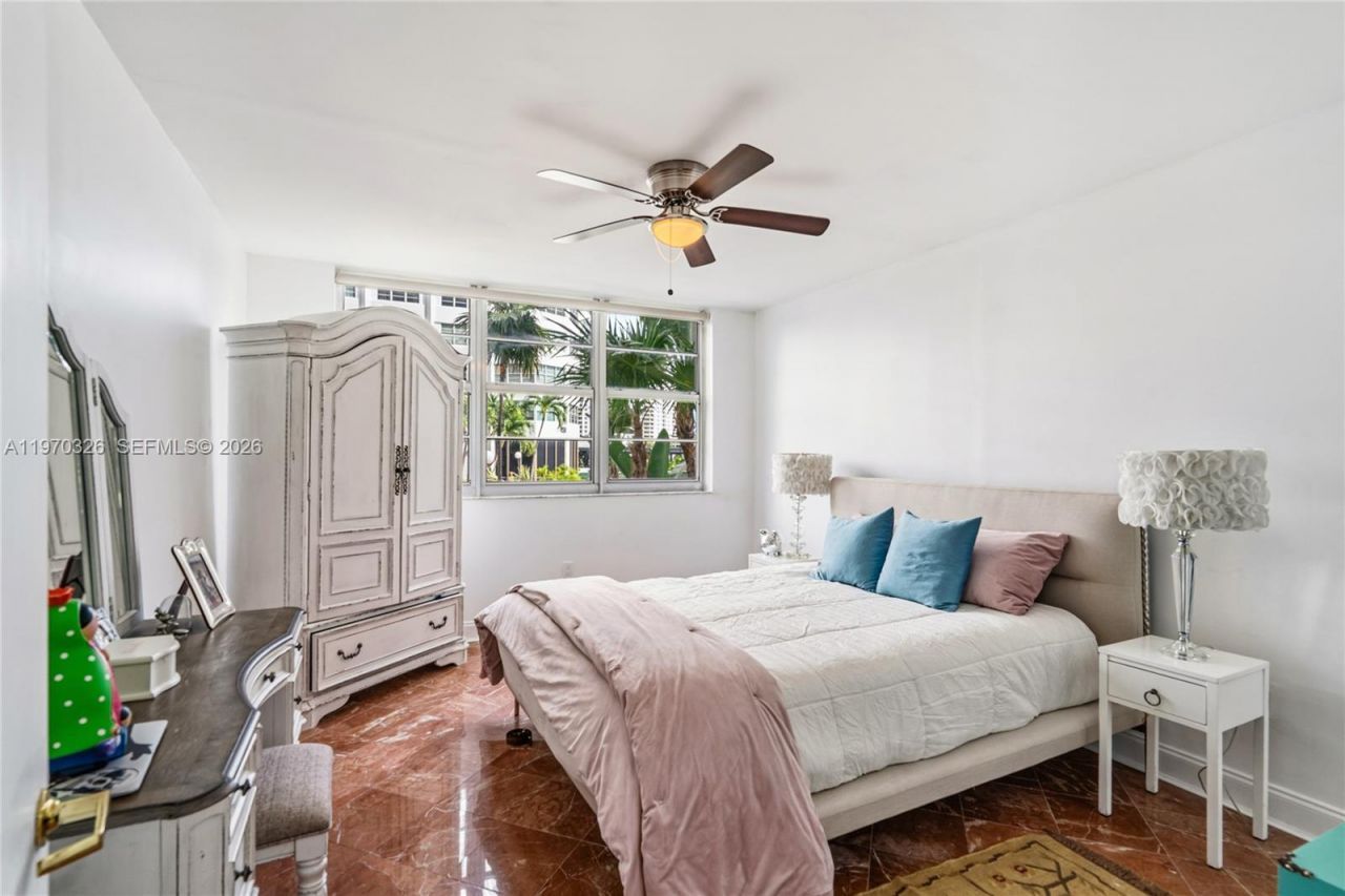 905 Brickell Bay Dr, Unit 230, Miami, FL 33131 Photo