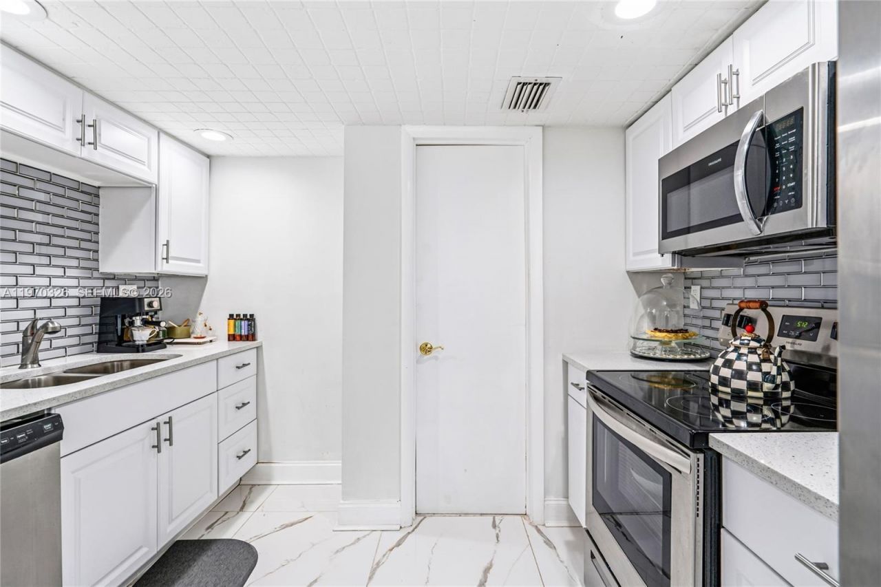 905 Brickell Bay Dr, Unit 230, Miami, FL 33131 Photo
