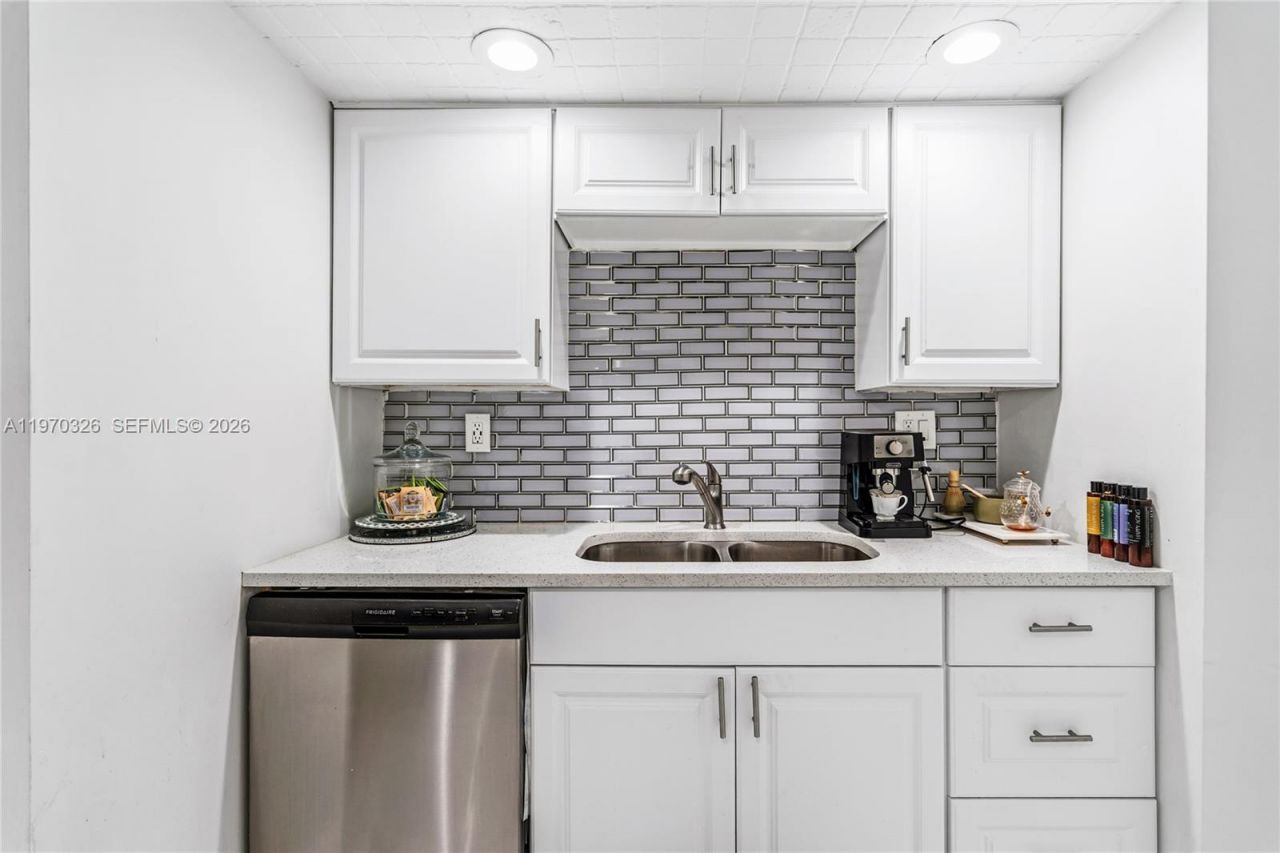 905 Brickell Bay Dr, Unit 230, Miami, FL 33131 Photo