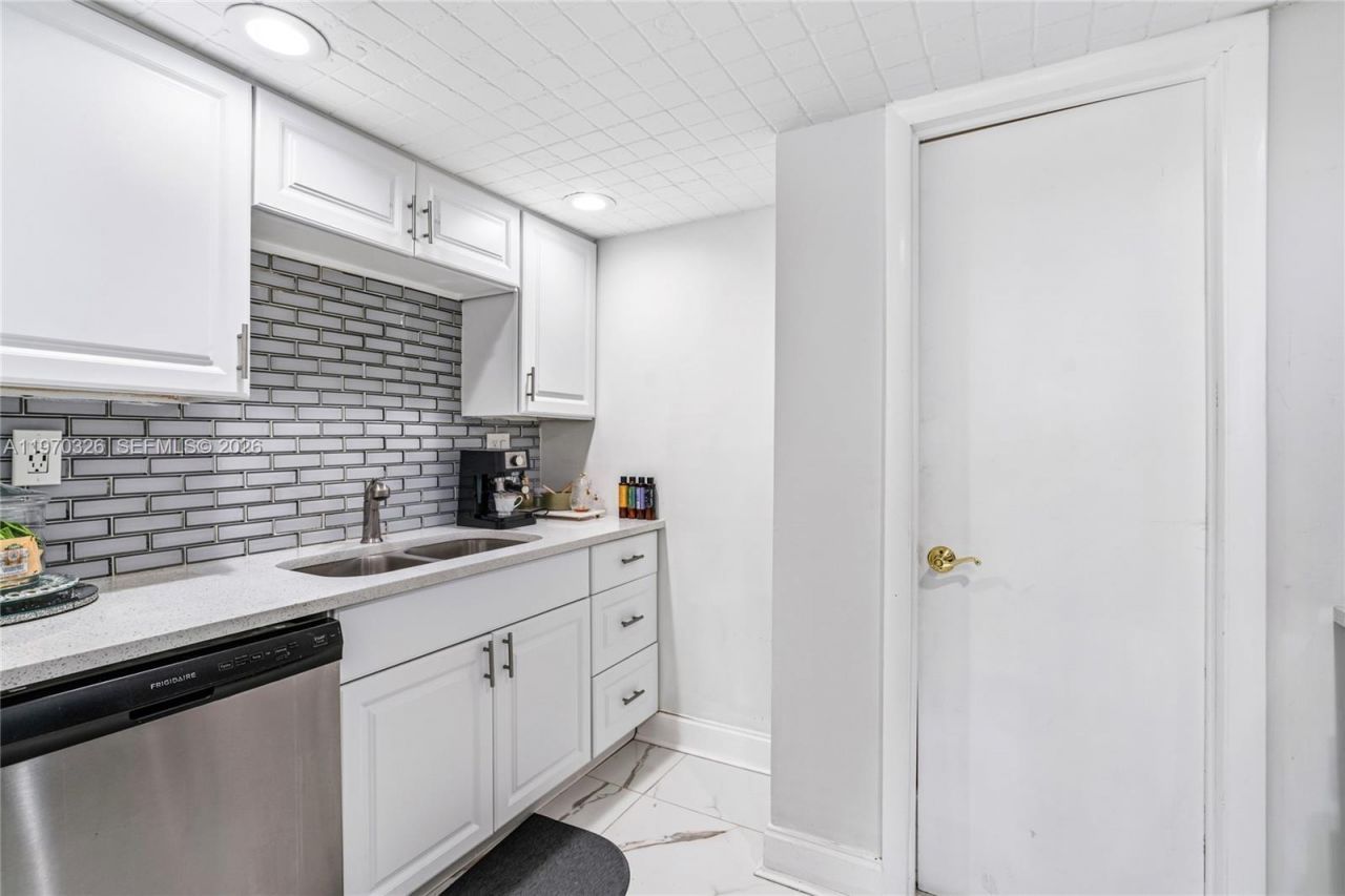 905 Brickell Bay Dr, Unit 230, Miami, FL 33131 Photo
