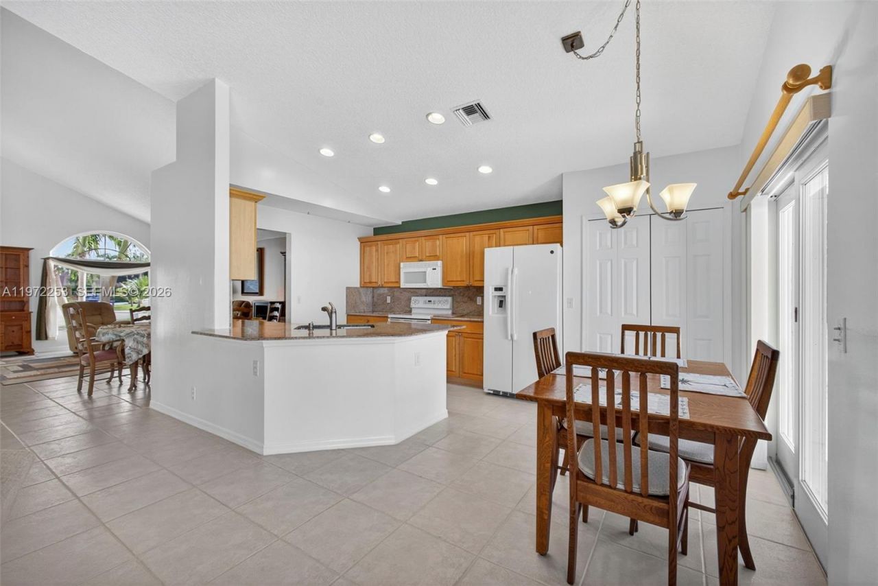 112 Camelot Ct , Royal Palm Beach, FL 33411 Photo