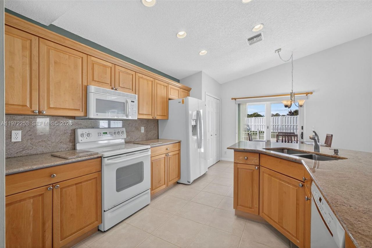 112 Camelot Ct , Royal Palm Beach, FL 33411 Photo