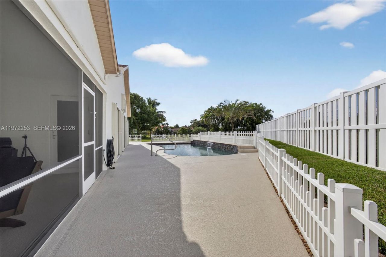 112 Camelot Ct , Royal Palm Beach, FL 33411 Photo