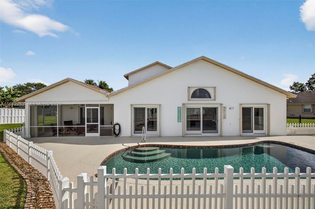 112 Camelot Ct , Royal Palm Beach, FL 33411 Photo