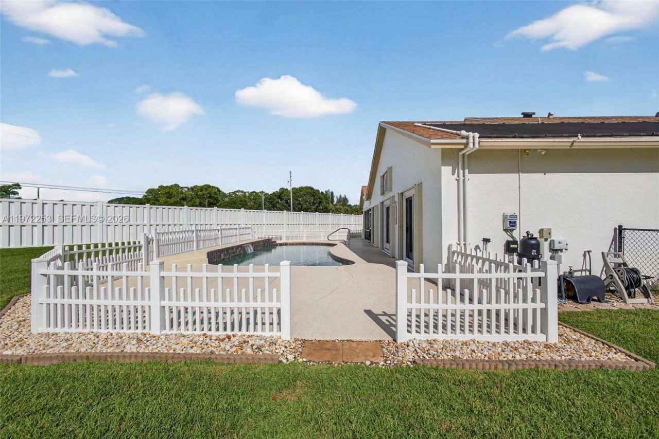 112 Camelot Ct , Royal Palm Beach, FL 33411 Photo