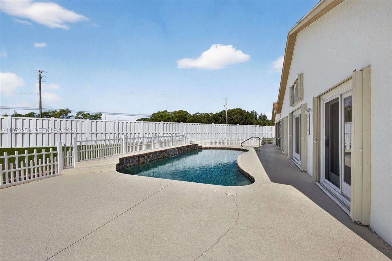 112 Camelot Ct , Royal Palm Beach, FL 33411 Photo