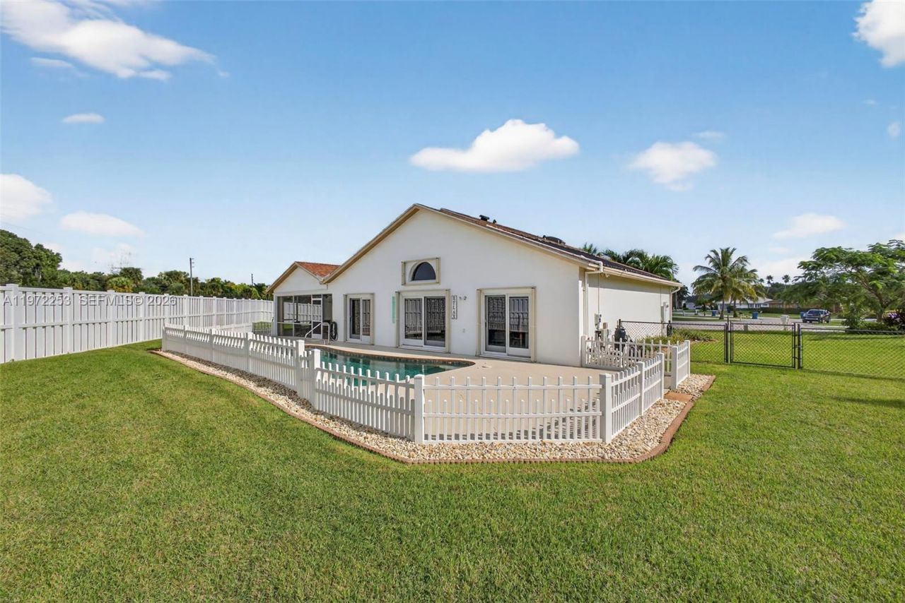 112 Camelot Ct , Royal Palm Beach, FL 33411 Photo