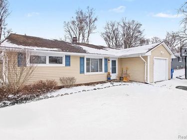5380 Pontiac Lake Road, Waterford Twp, MI 48327