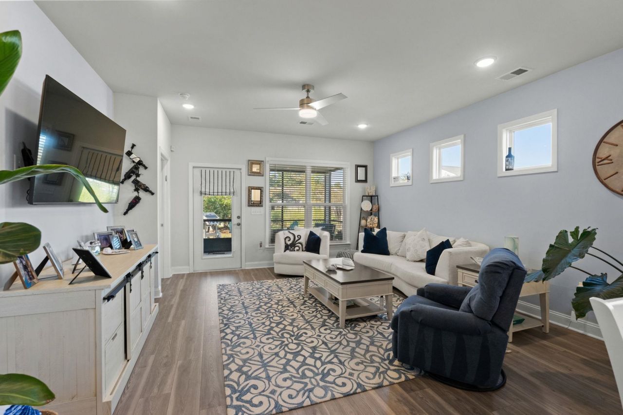 6041 Campanella St. Photo 7