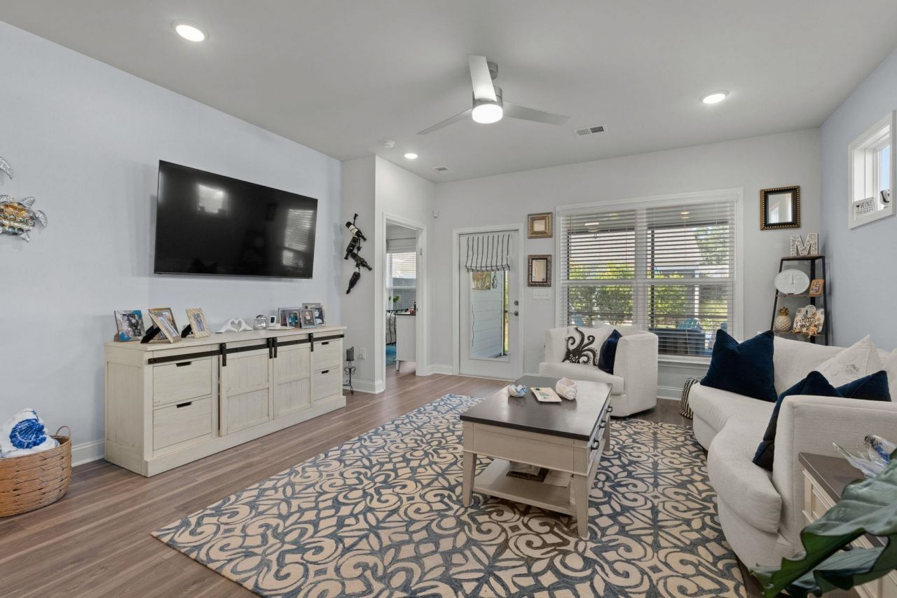 6041 Campanella St. Photo 8