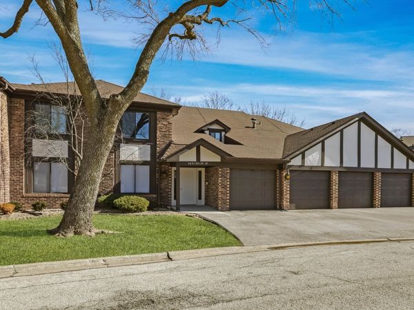 5835 Doe Circle , Unit 8, Westmont, IL 60559