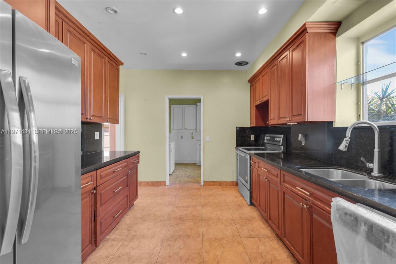 4582 Royal Palm Ave, Miami Beach, FL 33140 Photo