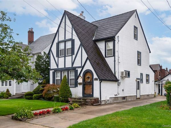 425 Marcellus Road , Mineola, NY 11501