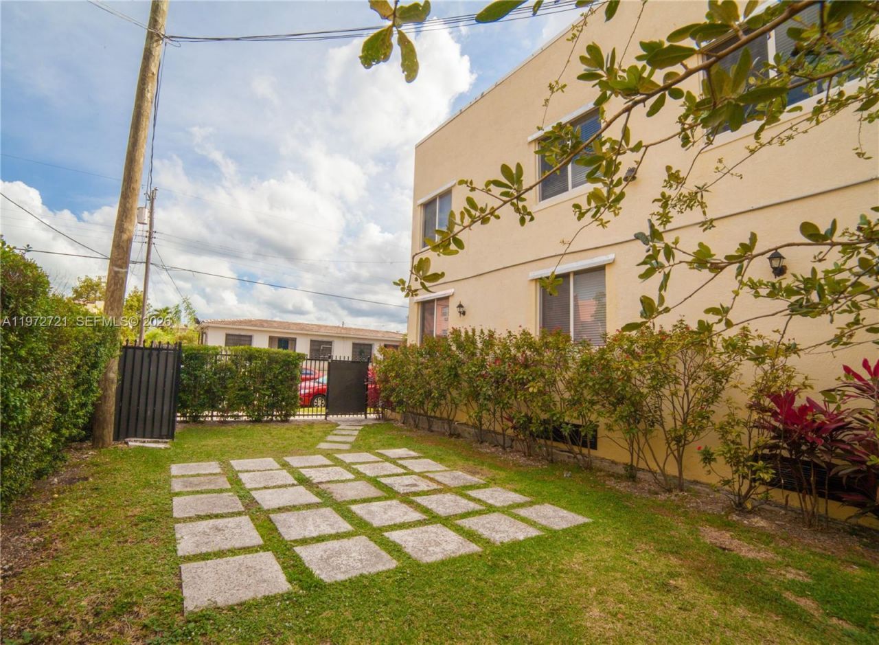 1469 SW 5th St , Unit 8, Miami, FL 33135 Photo