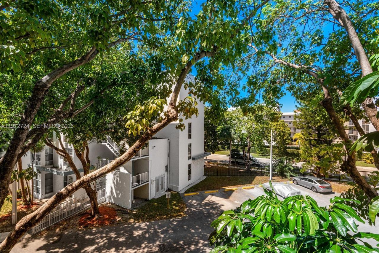 17620 Atlantic Blvd, Unit 311, Sunny Isles Beach, FL 33160 Photo