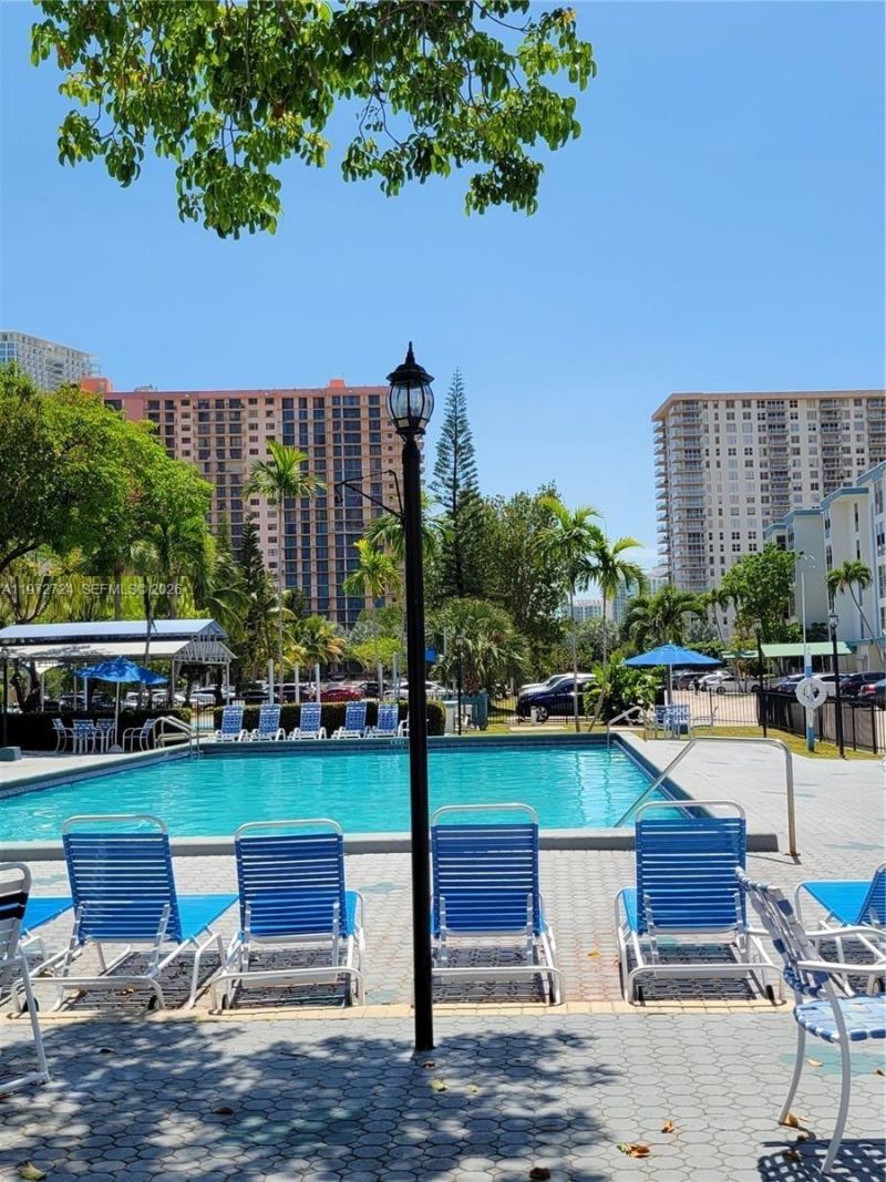 17620 Atlantic Blvd, Unit 311, Sunny Isles Beach, FL 33160 Photo