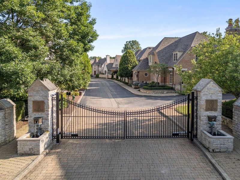 3507 River Avon Circle, Columbus, OH 43221 Photo 1