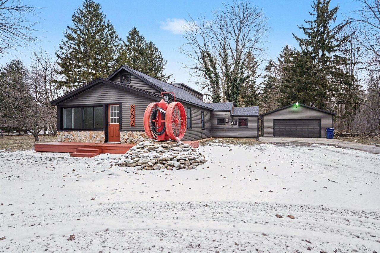 882 E Sternberg Road, Norton Shores, MI 49441 Main Photo