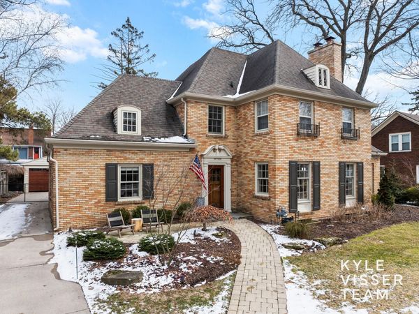 958 Pinecrest Avenue SE, East Grand Rapids, MI 49506