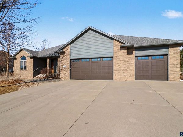 1004 Laquinta St, Sioux Falls, SD 57108