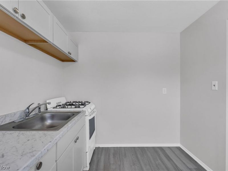 4428 Turney Road, Unit 201, Cleveland, OH 44105 Photo 11