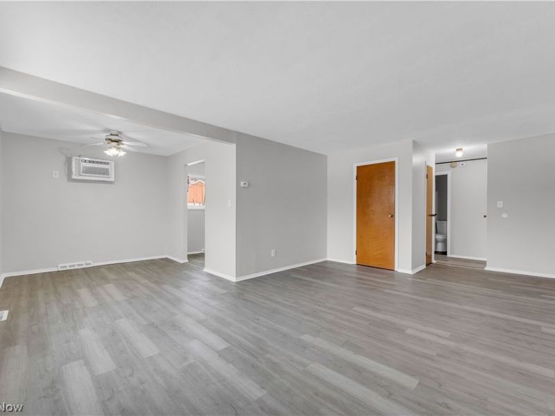 4428 Turney Road, Unit 201, Cleveland, OH 44105 Photo 6