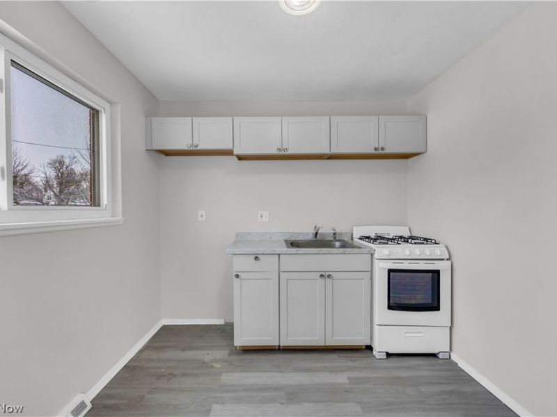 4428 Turney Road, Unit 201, Cleveland, OH 44105 Photo 9