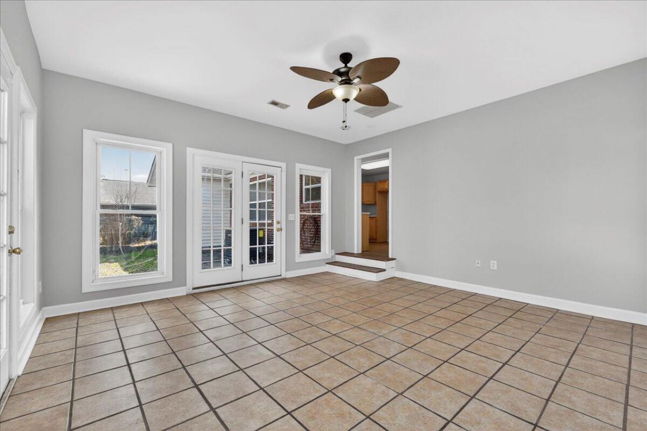 5810 Chaucer Drive Photo 10