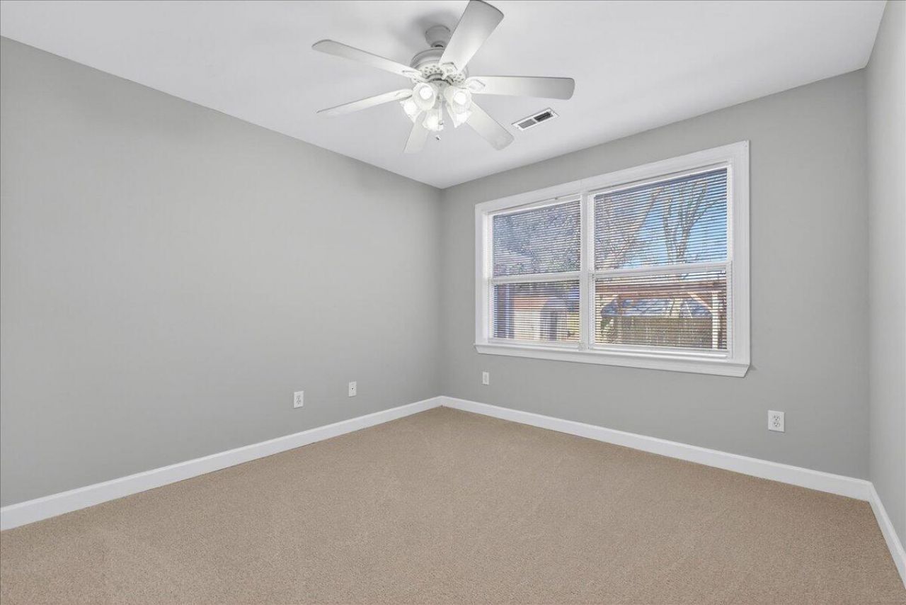 5810 Chaucer Drive Photo 11