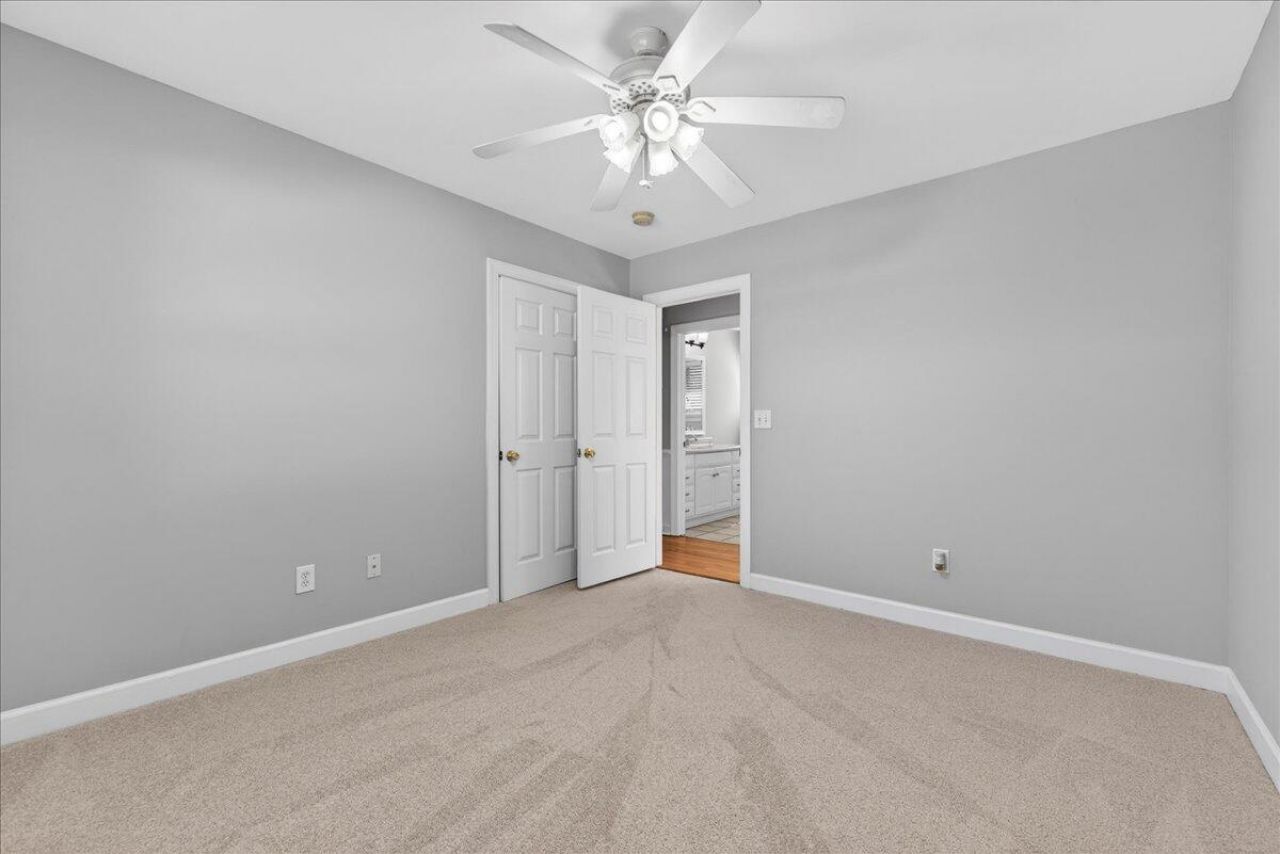 5810 Chaucer Drive Photo 12