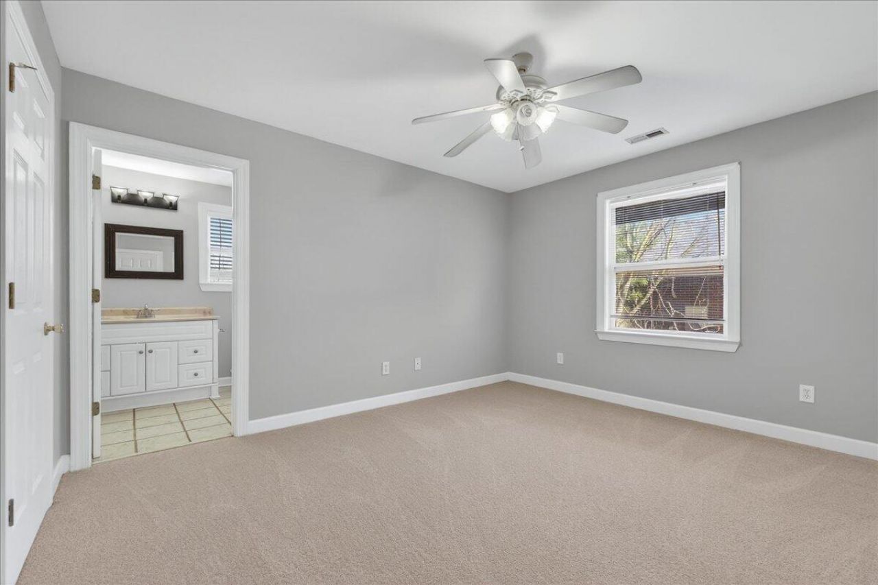 5810 Chaucer Drive Photo 14