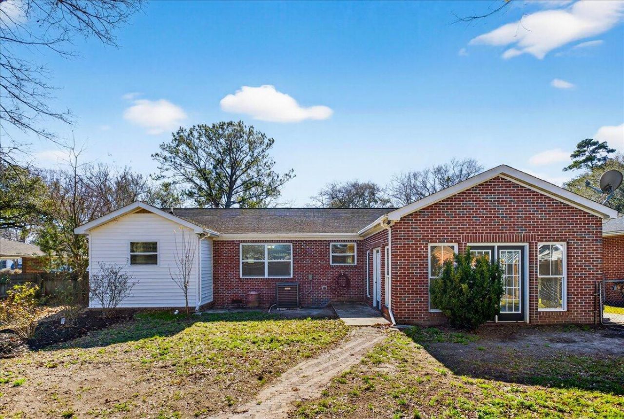 5810 Chaucer Drive Photo 18