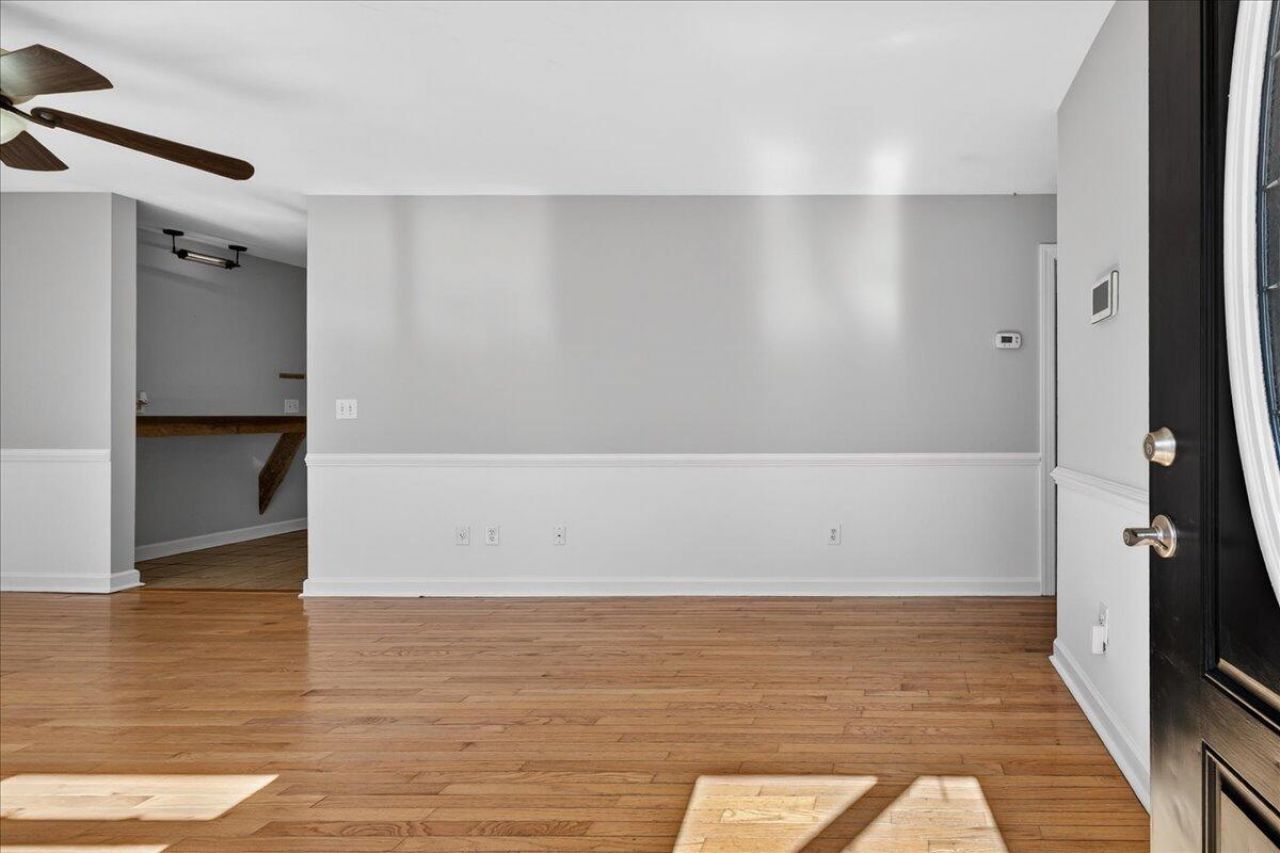 5810 Chaucer Drive Photo 3