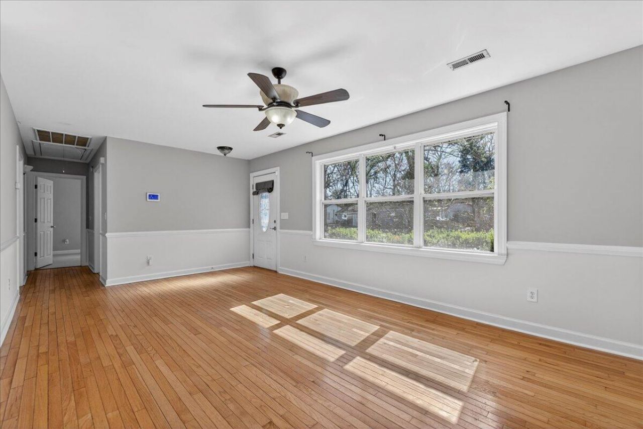 5810 Chaucer Drive Photo 4