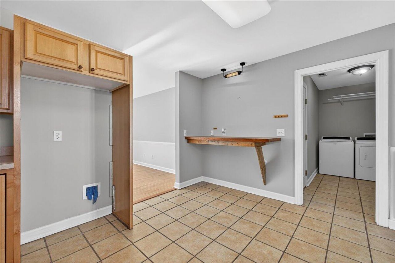 5810 Chaucer Drive Photo 7