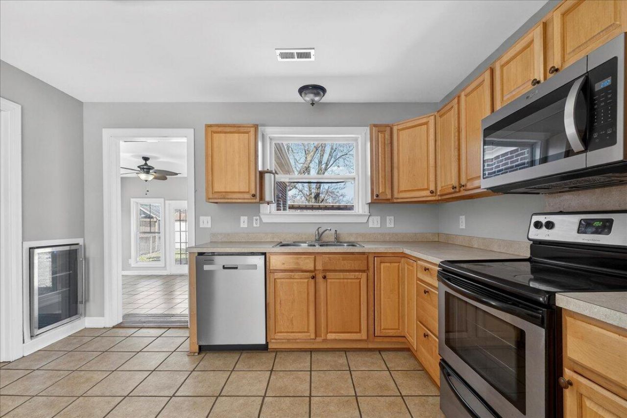 5810 Chaucer Drive Photo 8