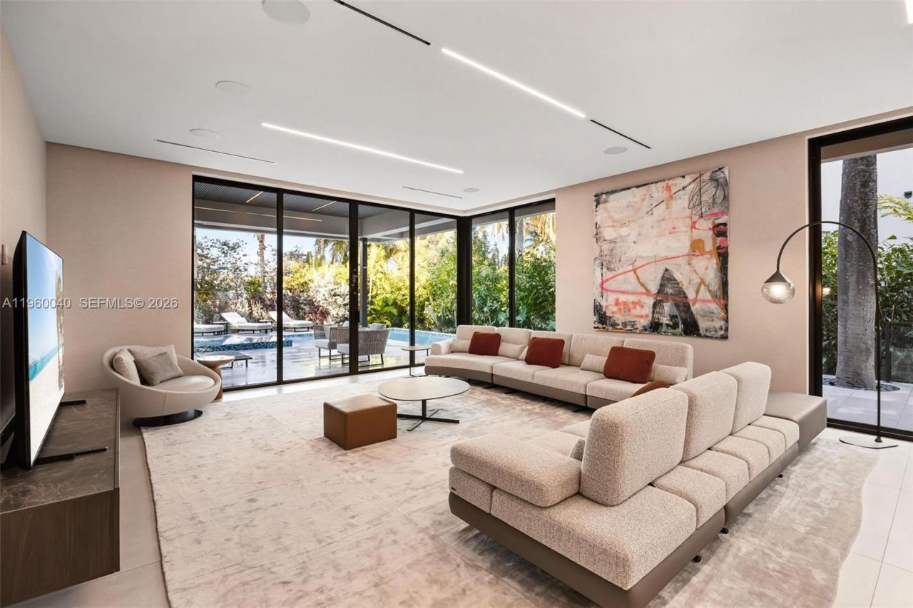 723 NE 77th St , Miami, FL 33138 Photo