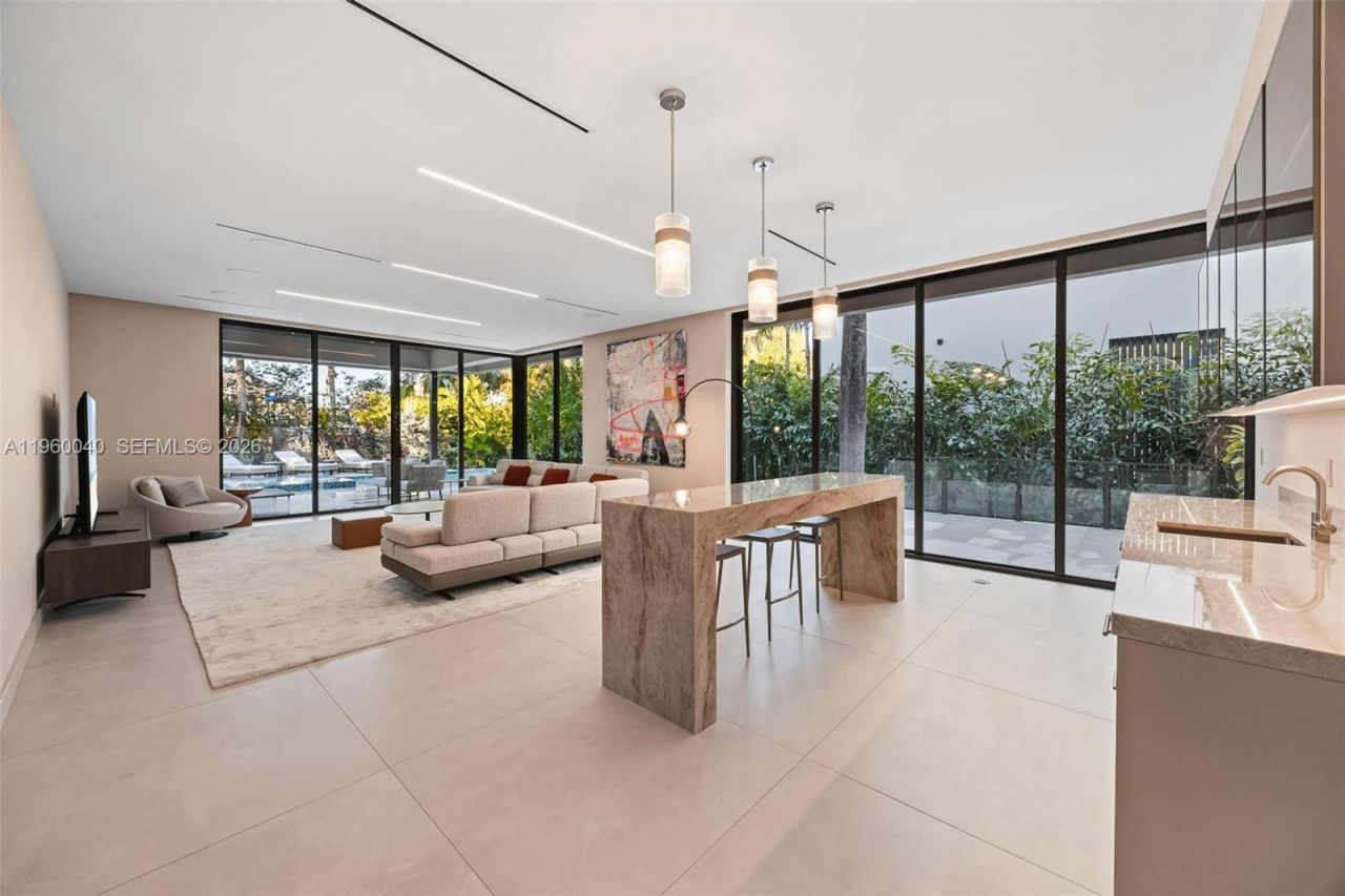 723 NE 77th St , Miami, FL 33138 Photo