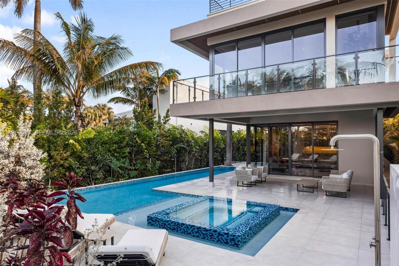 723 NE 77th St , Miami, FL 33138 Photo